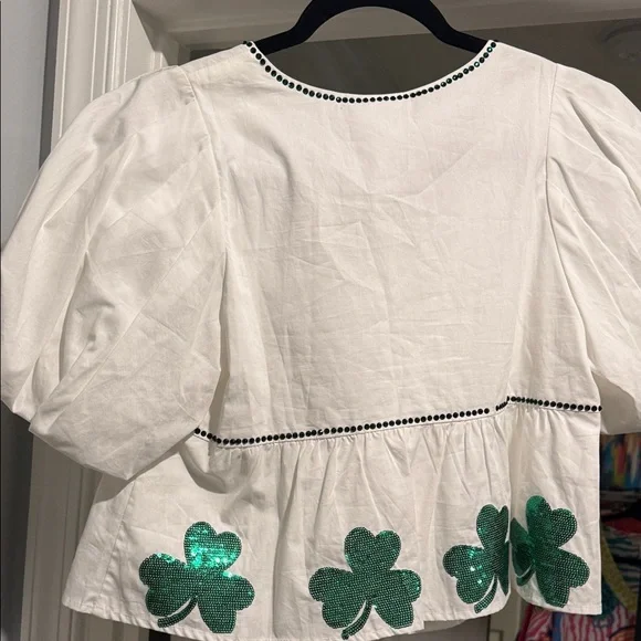 Queen of sparkles White and Green Shamrock Women's Top NWT xs new! Peplum top - Picture 5 of 12